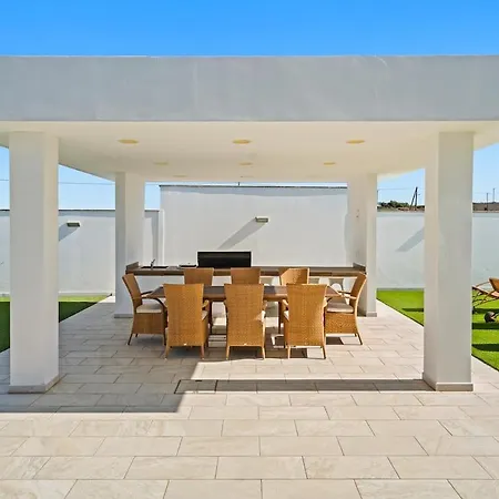 Villa Luxury Coastal Elegance *
